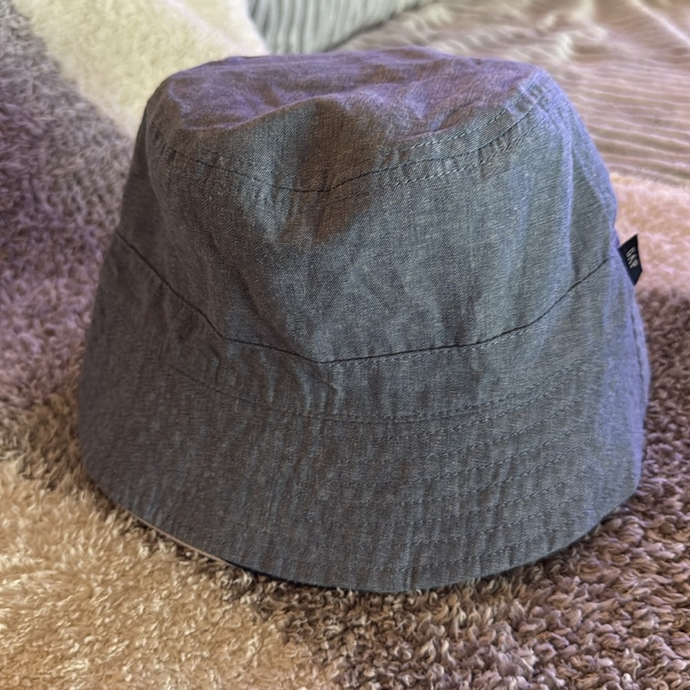 Gap Kids reversible bucket hat. Never worn! Reversible if u remove tags!